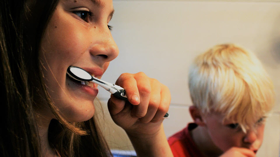 Children brushing their teeth correctly